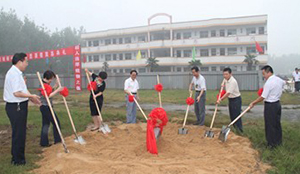 出席占城中心小學(xué)“思源樓”奠基儀式