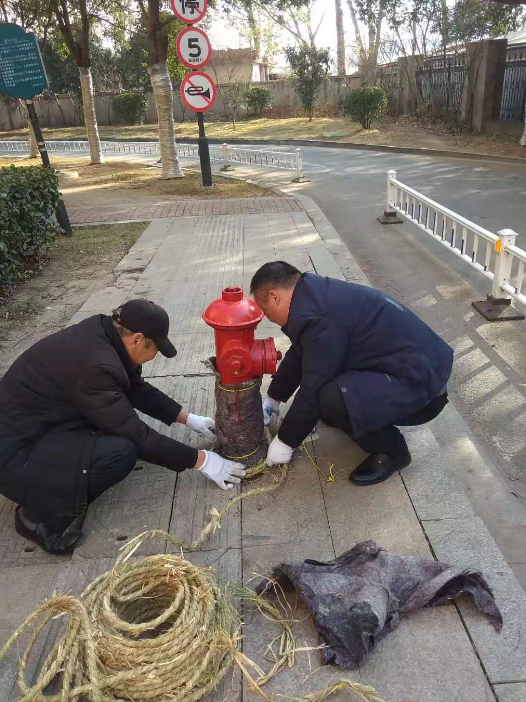 給設(shè)施設(shè)備穿冬裝——東方帝景城提前做防寒防凍工作